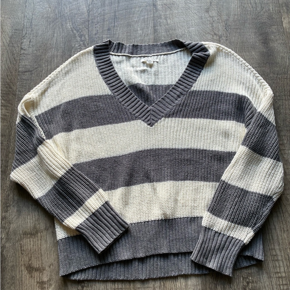 American Eagle Outfitters V-Neck Sweater - Gray and Cream